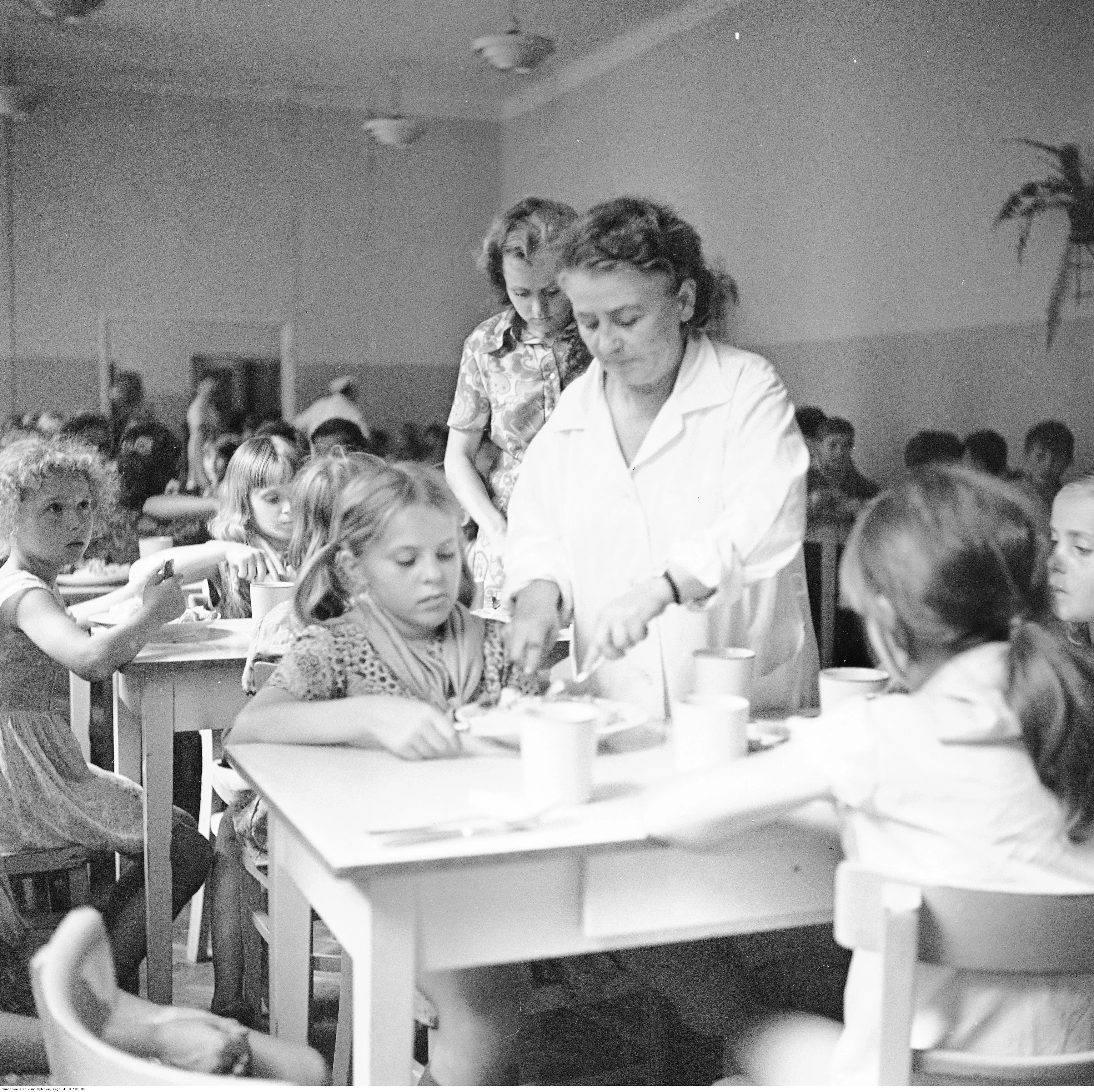 Quiz PRL: Szkolne stołówki. Pamiętasz te smaki? 15/15 dla urodzonych przed 1989, młodsi polegną bez koła ratunkowego