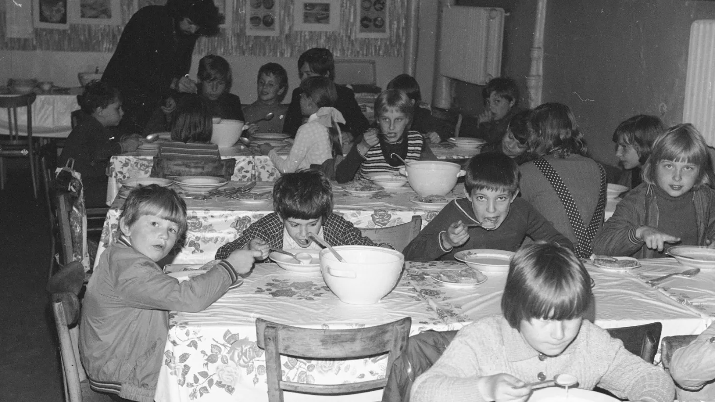 QUIZ o czasach PRL. Kultowe przysmaki z podwórka i szkoły. Kto nie jadł, polegnie