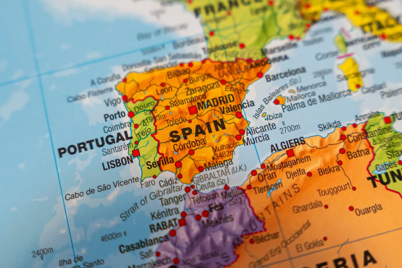 Wielki quiz z geografii. Przed Tobą 30 szybkich pytań. Dopasuj miasta do państw