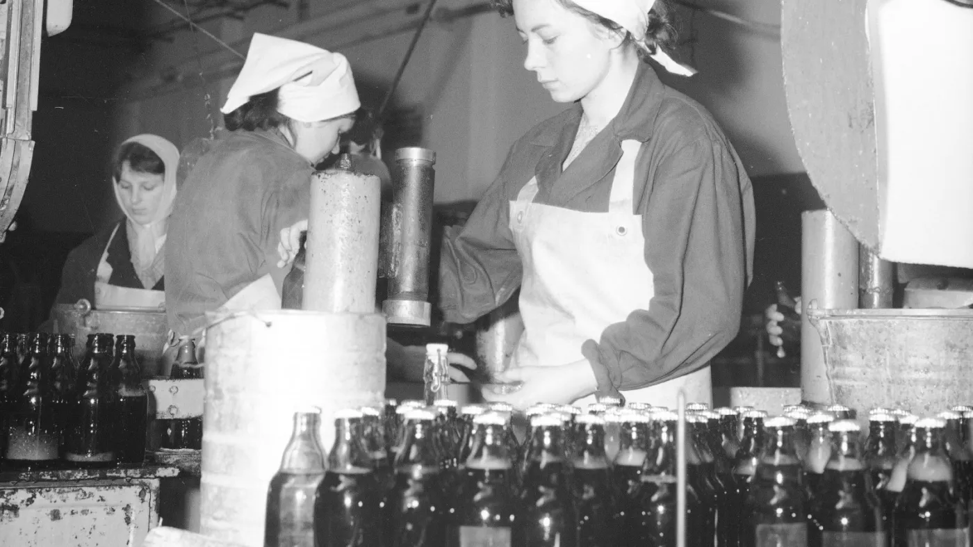 Napoje z czasów PRL. Ten nostalgiczny QUIZ rozwiąże tylko ten, kto ich próbował 