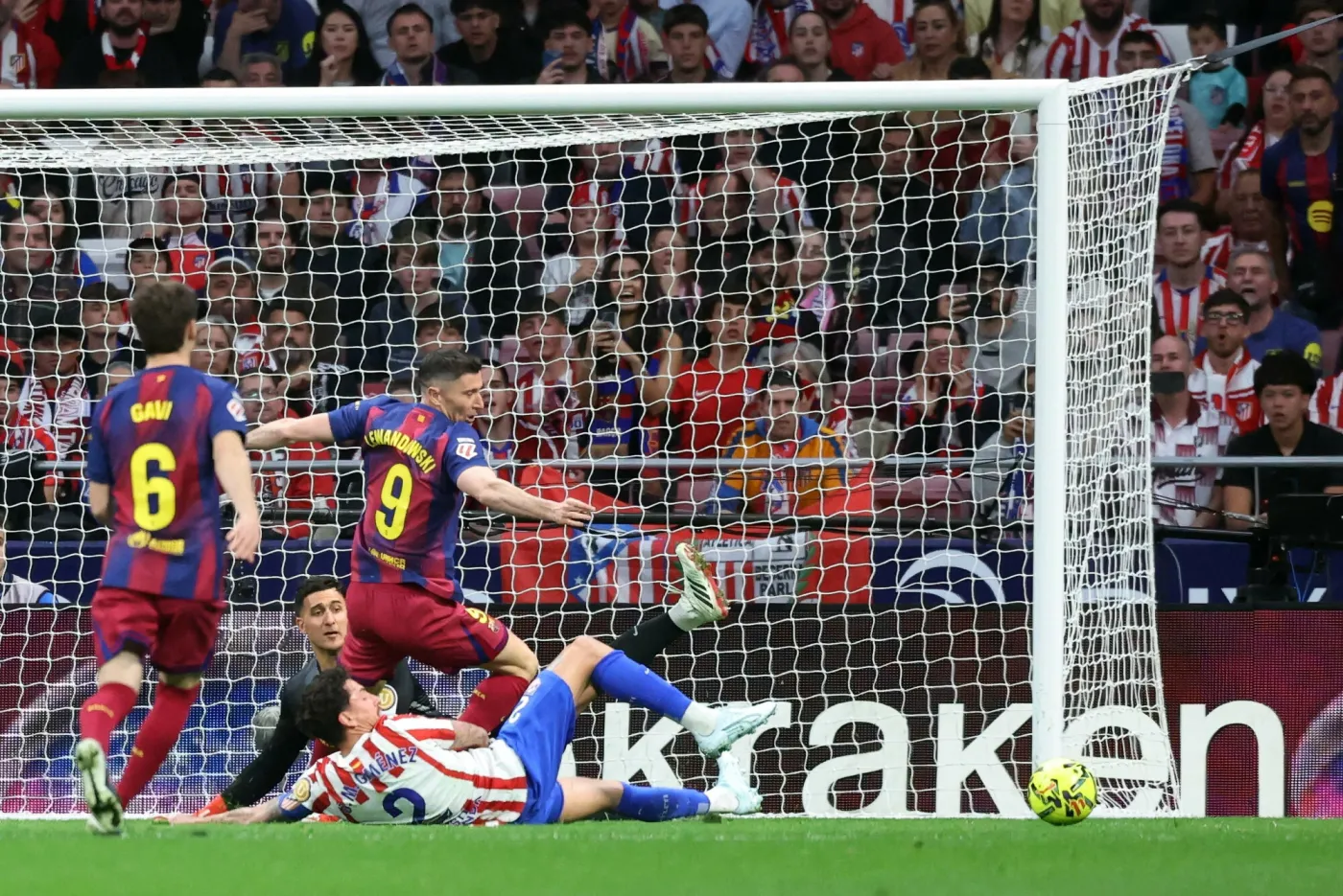 Przypadkowy gol Roberta Lewandowskiego. Do siatki Atletico trafił lewym barkiem