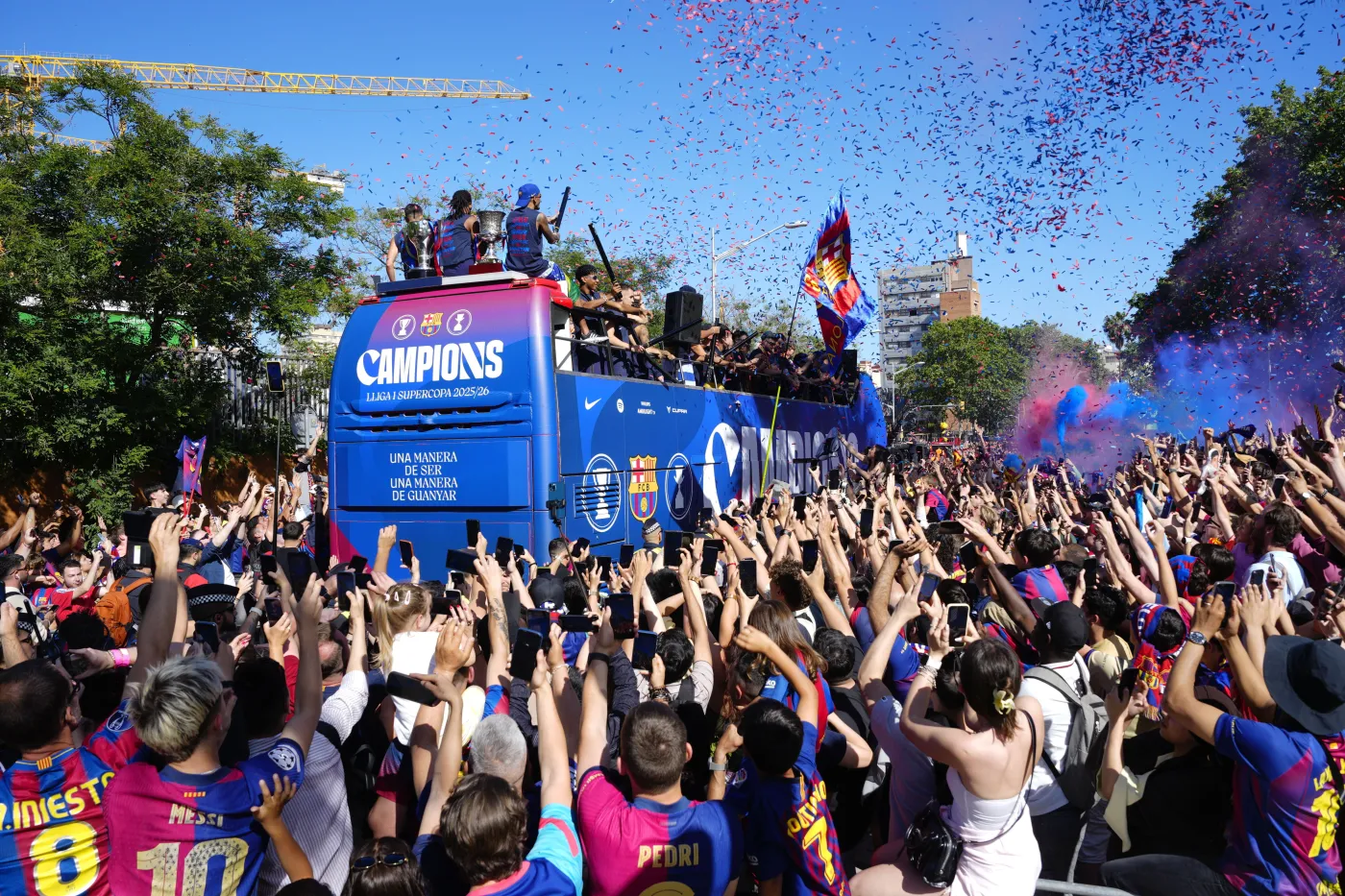 lewandowski-i-szczesny-na-dachu-autobusu-tak-swietowali-mistrzostwo-hiszpanii-39140657.jpg