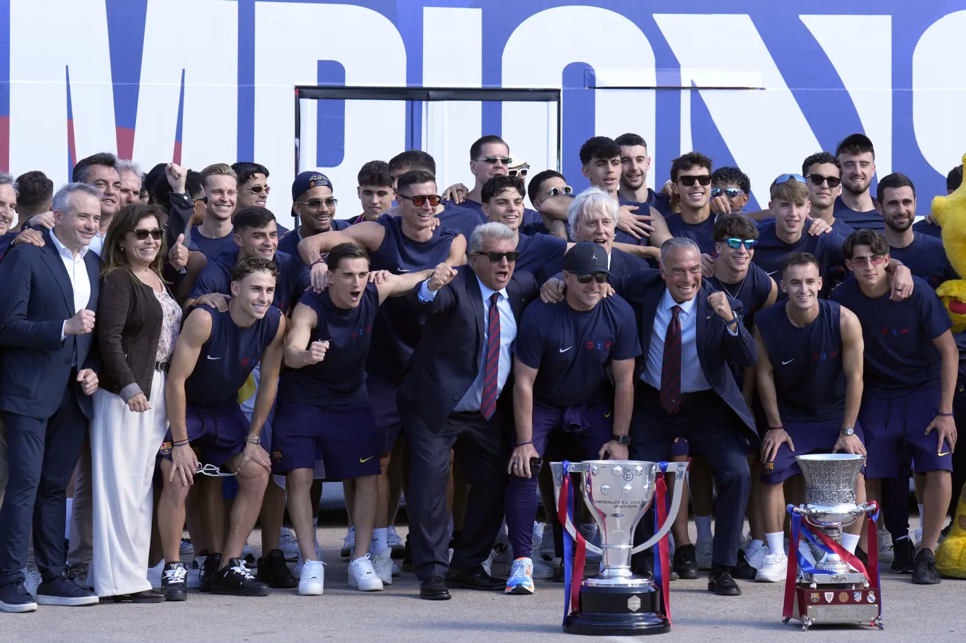 lewandowski-i-szczesny-na-dachu-autobusu-tak-swietowali-mistrzostwo-hiszpanii-39140652.jpg