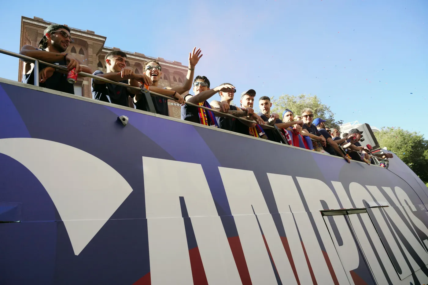 lewandowski-i-szczesny-na-dachu-autobusu-tak-swietowali-mistrzostwo-hiszpanii-39140667.jpg