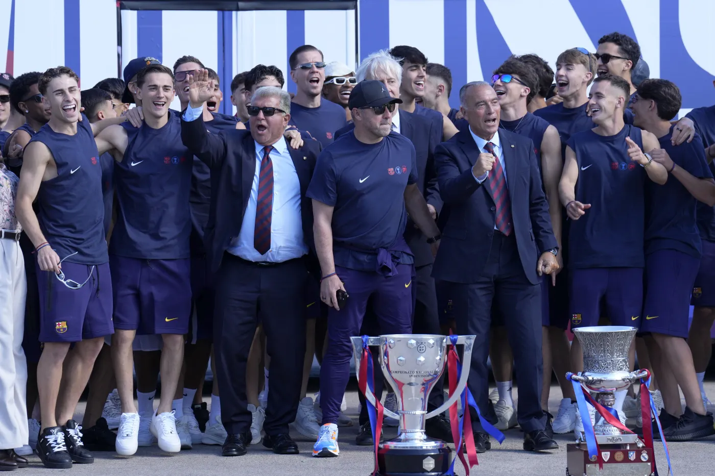 lewandowski-i-szczesny-na-dachu-autobusu-tak-swietowali-mistrzostwo-hiszpanii-39140662.jpg