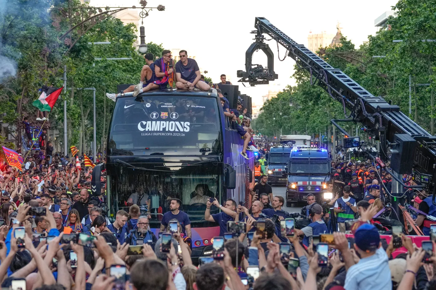 lewandowski-i-szczesny-na-dachu-autobusu-tak-swietowali-mistrzostwo-hiszpanii-39140677.jpg