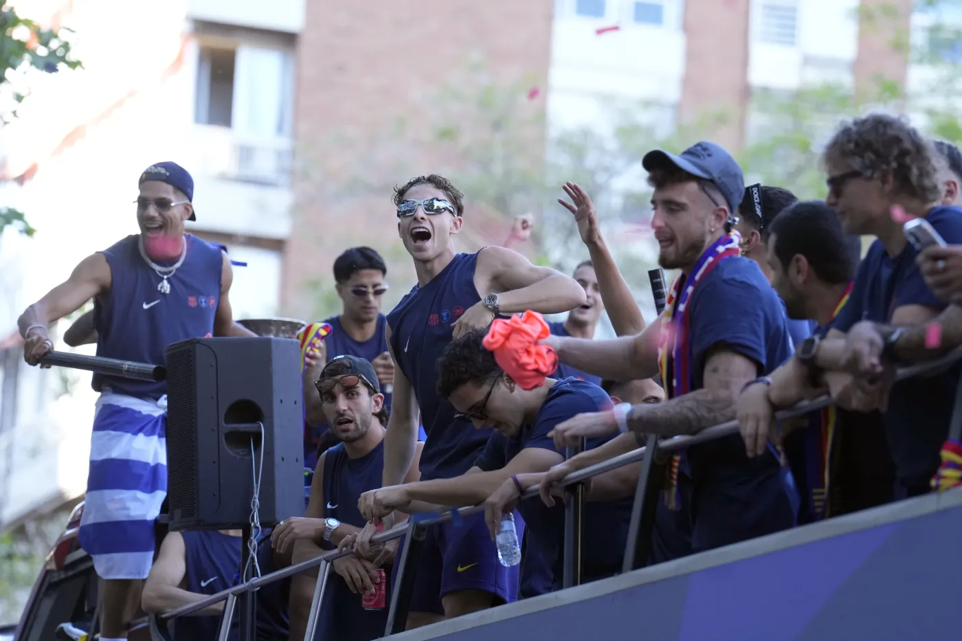 lewandowski-i-szczesny-na-dachu-autobusu-tak-swietowali-mistrzostwo-hiszpanii-39140672.jpg