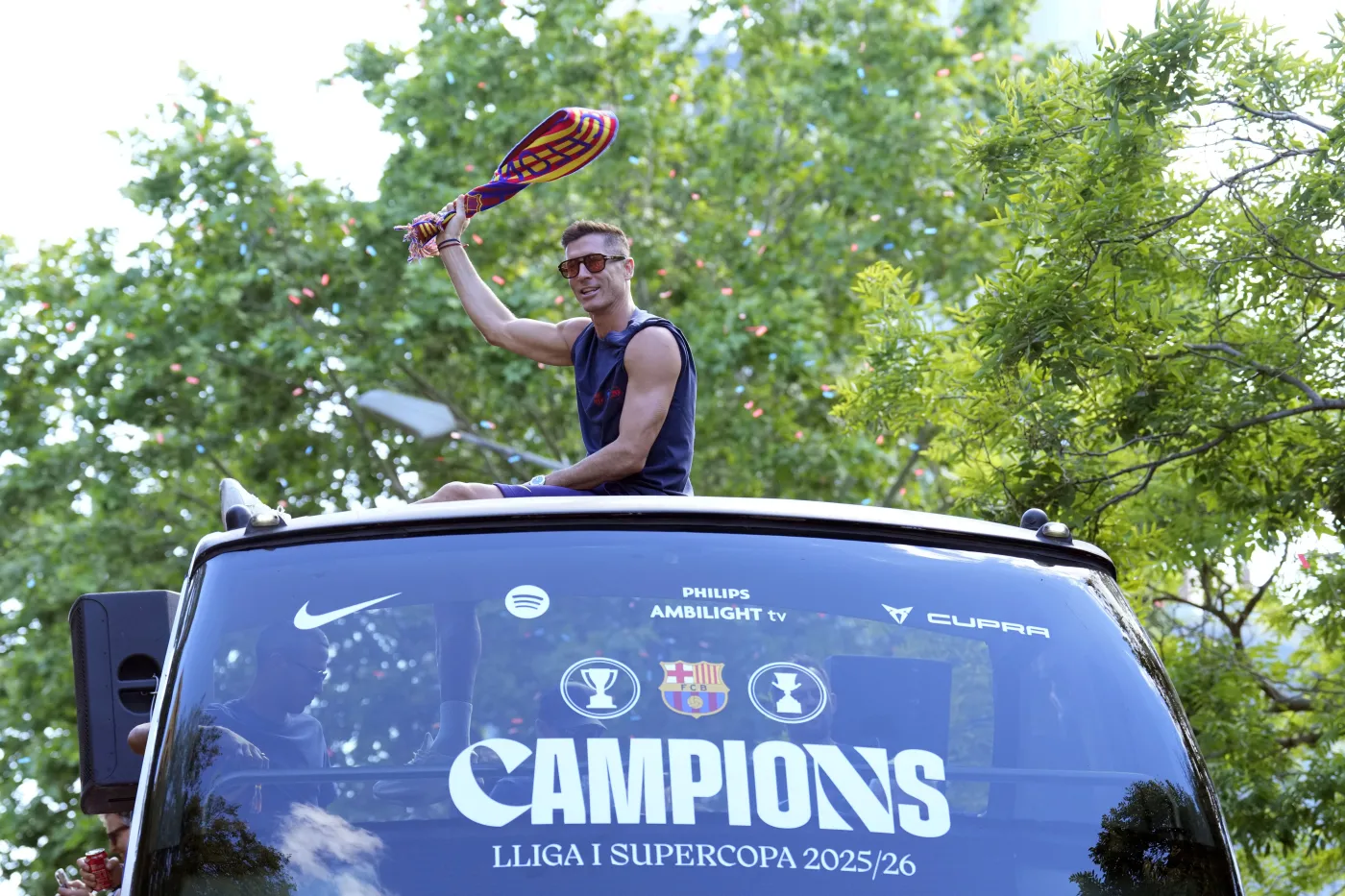lewandowski-i-szczesny-na-dachu-autobusu-tak-swietowali-mistrzostwo-hiszpanii-39140682.jpg