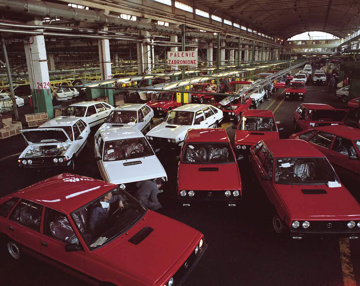 warszawa-198905-produkcja-polonezow-w-fabryce-samochodow-osobowych-fso-na-zeraniu-28156827.jpg