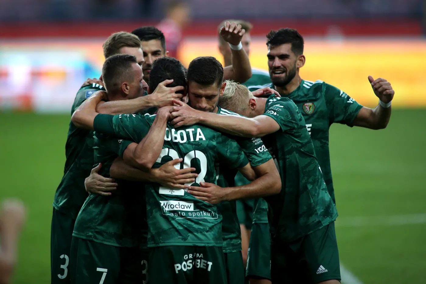 Piłkarze Śląska Wrocław cieszą się z gola podczas meczu Ekstraklasy z Wisłą Kraków