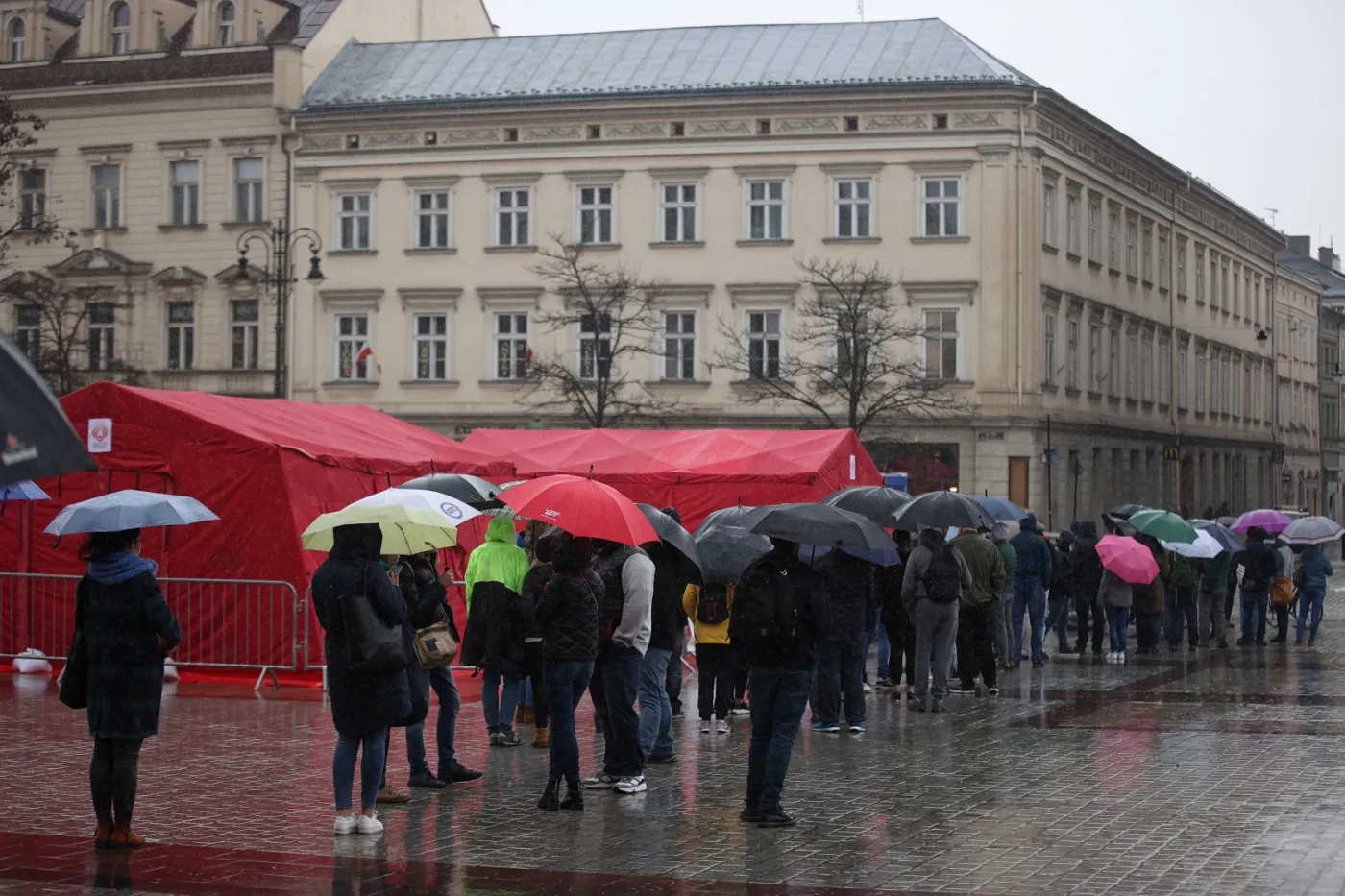 kolejki-do-punktu-szczepien-masowych-przeciwko-covid19-na-rynku-glownym-w-krakowie-37129043.jpg