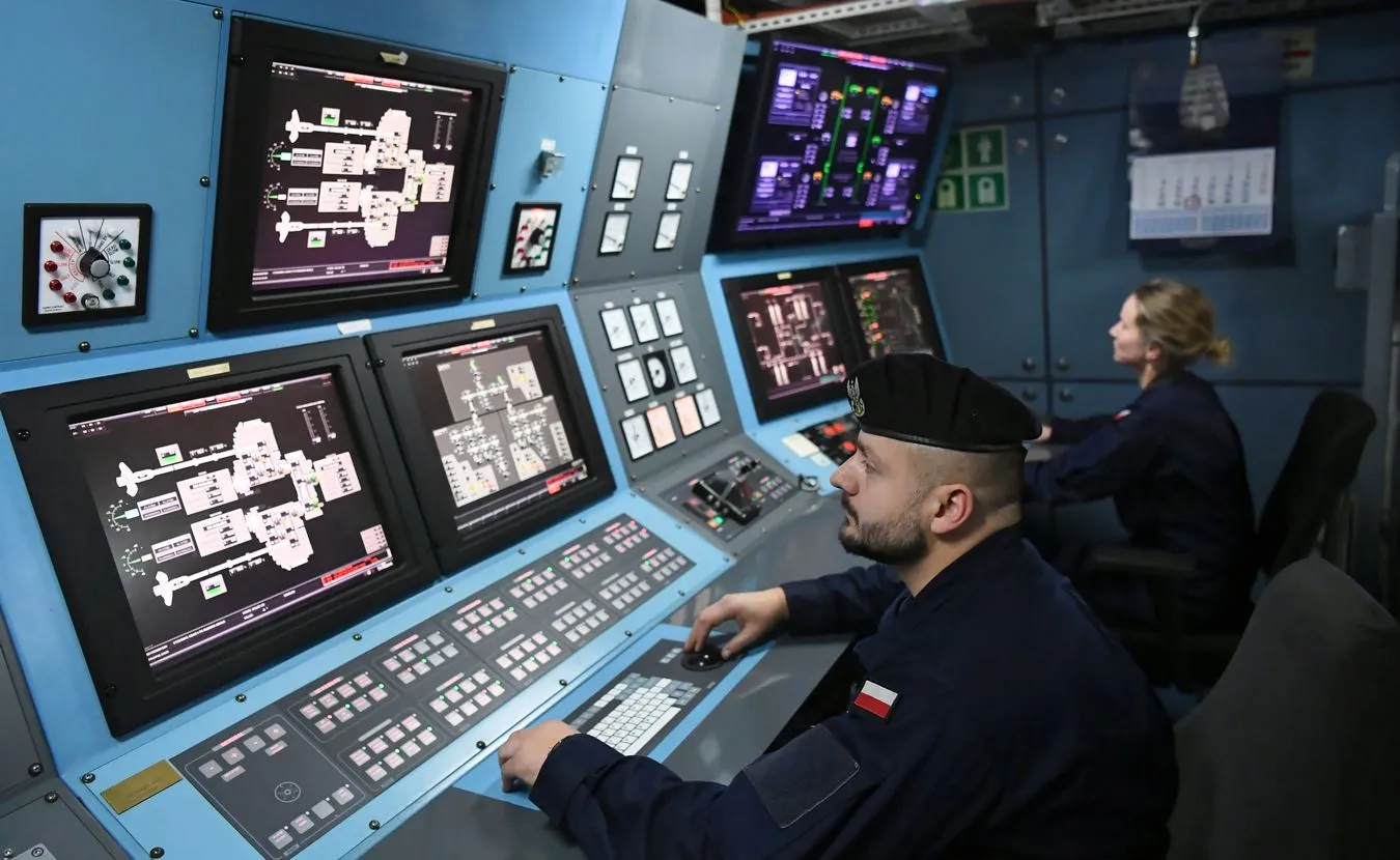 Centrum sterowania maszynownią podczas prezentacji korwety patrolowej "ORP Ślązak"