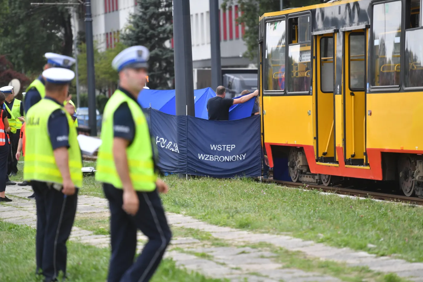 Tragedia w Warszawie. Nie żyje 5-latek, przytrzaśnięty drzwiami tramwaju i ciągnięty wzdłuż torowiska