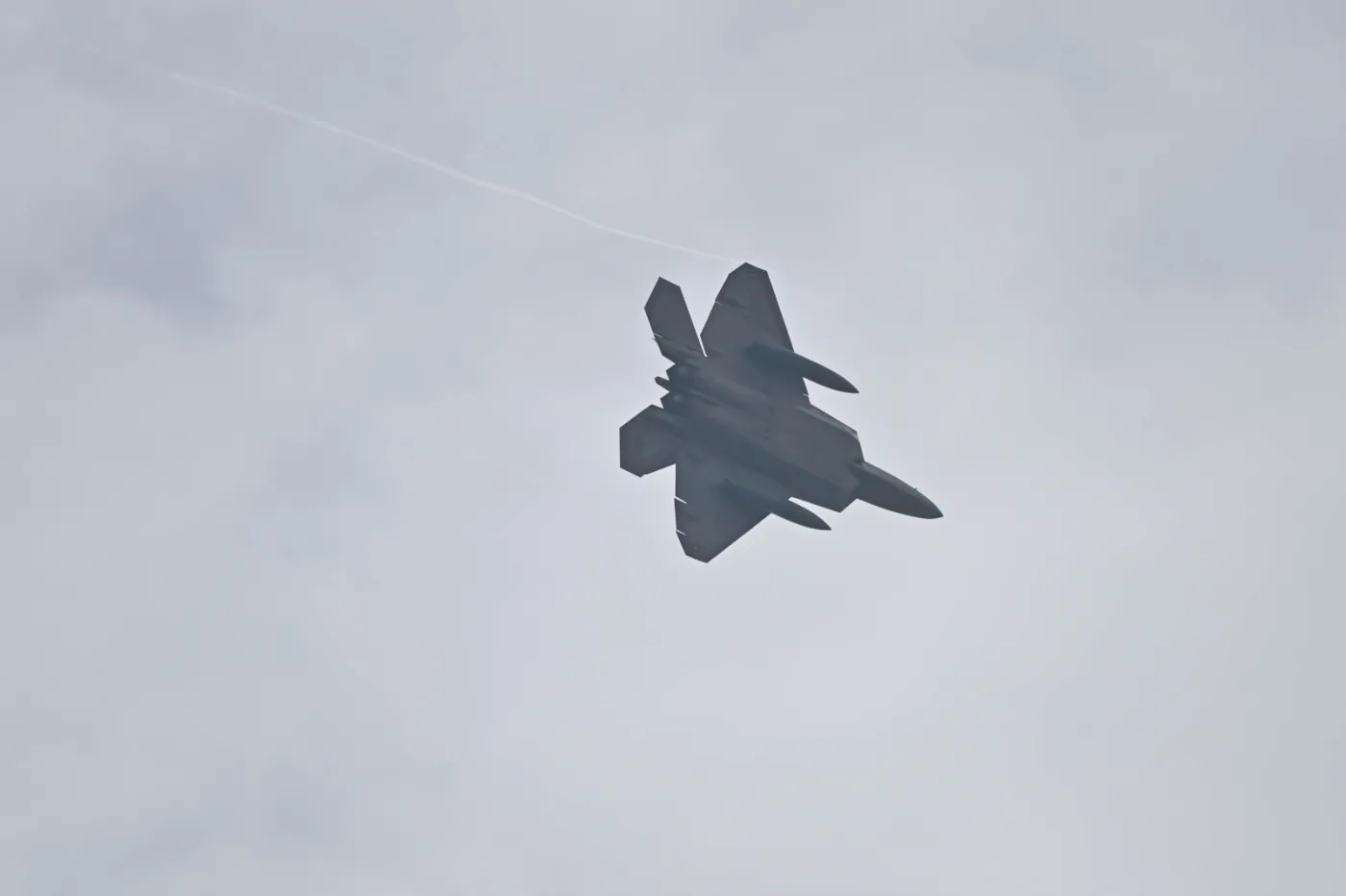 samolot-f22-raptor-prezentowany-w-siedzibie-32-bazy-lotnictwa-taktycznego-w-lasku-37540083.jpg