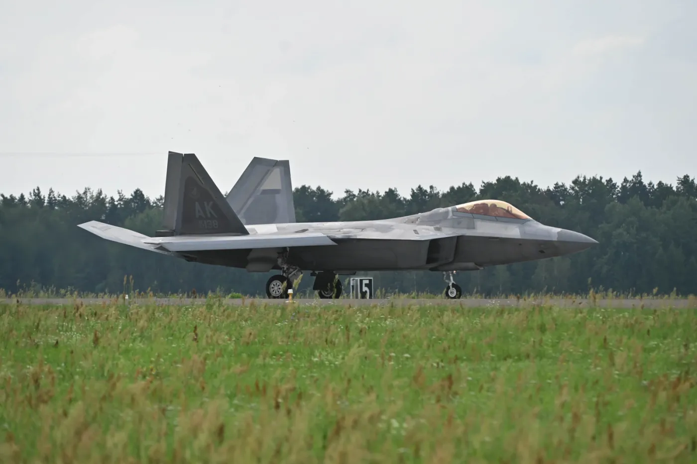 samolot-f22-raptor-prezentowany-w-siedzibie-32-bazy-lotnictwa-taktycznego-w-lasku-37540098.jpg