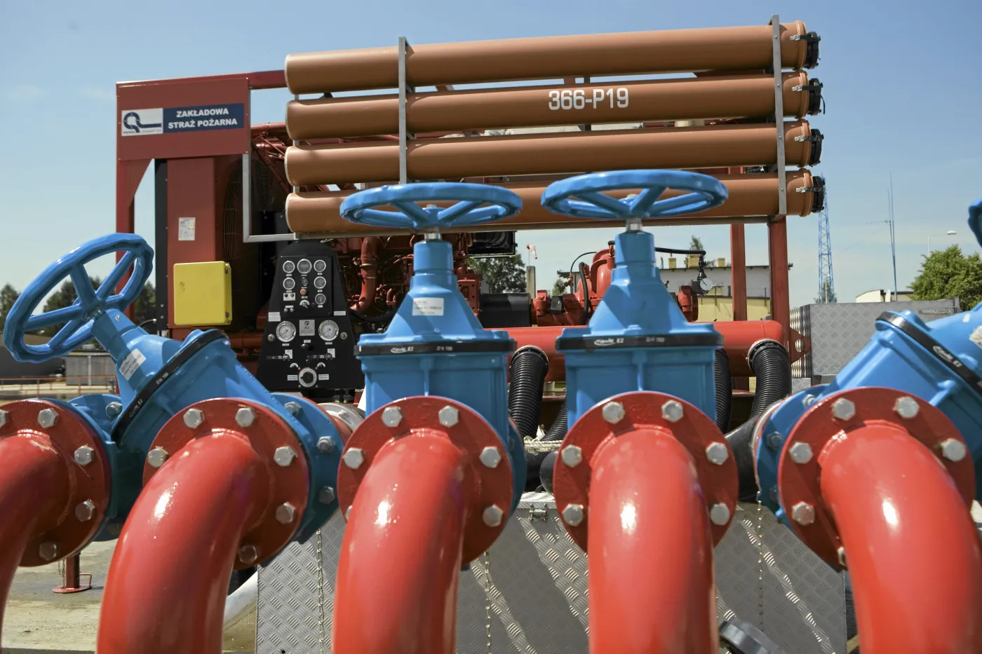 Straż dotarła do źródła wycieku z rurociągu "Przyjaźń". Rozlewisko na polu kukurydzy