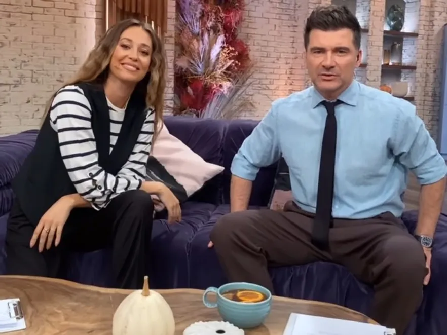 Gorąca atmosfera za kulisami PnŚ. Przed wejściem na wizję prowadzący zabawili się... w kanapkę. FOTO