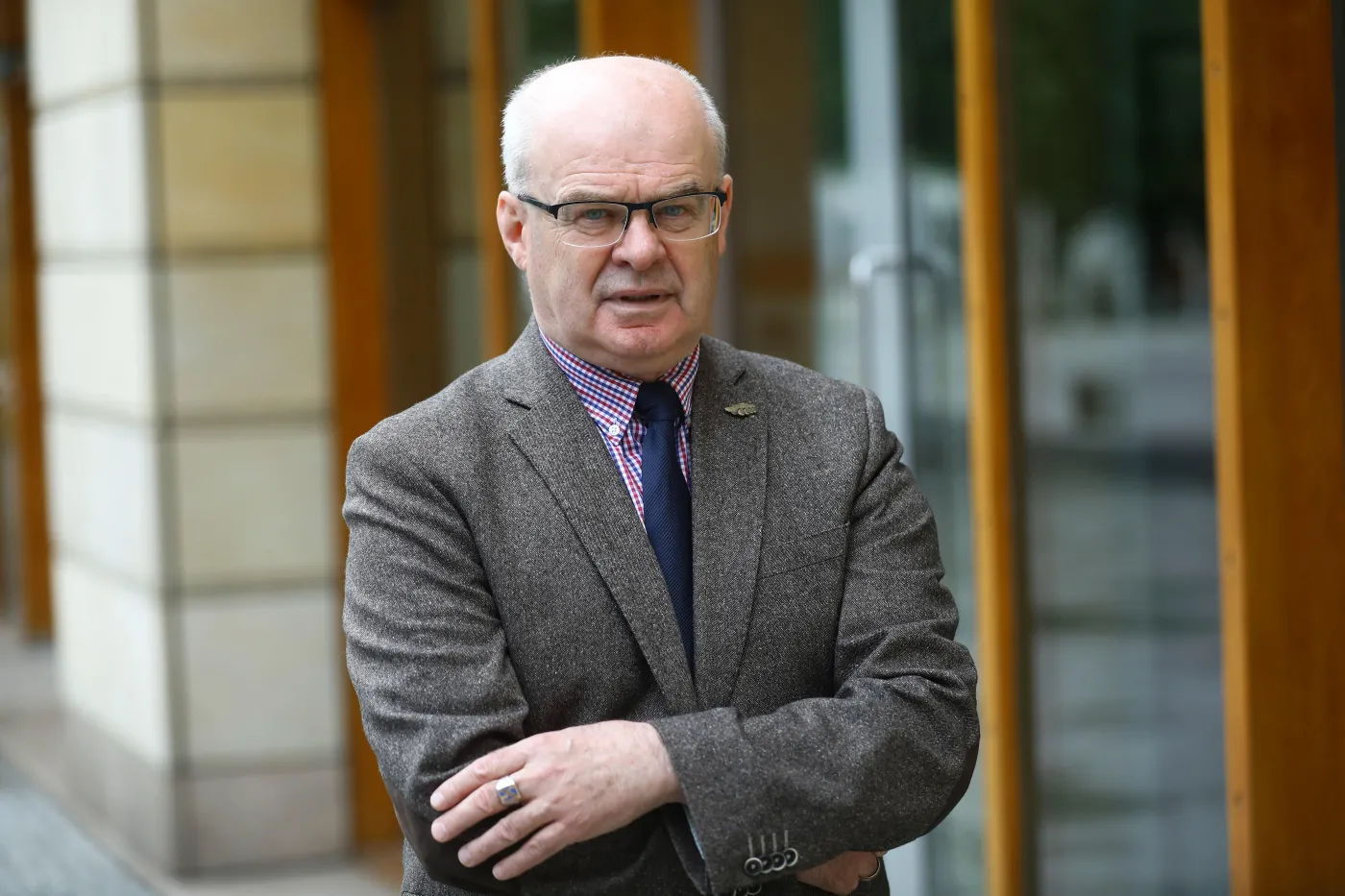 Generał Waldemar Skrzypczak przed siedzibą Polskiej Agencji Prasowej w Warszawie.