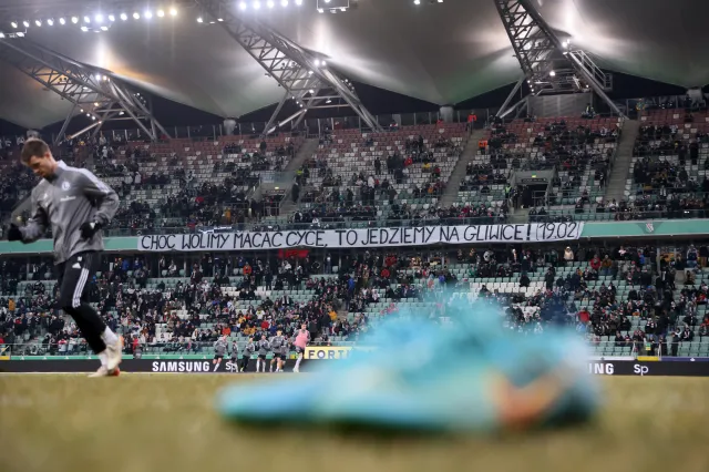 Afera przed meczem Legia - Cracovia. Stracił pracę, bo pokazał "elkę" [WIDEO]
