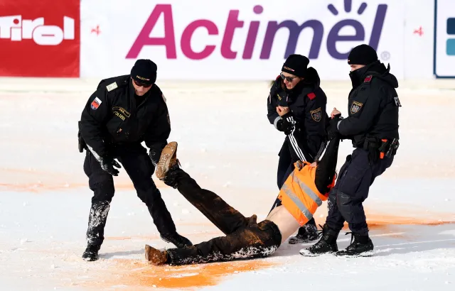 Aktywiści zakłócili zawody Pucharu Świata. Za linią mety rozlali czerwoną substancję [FOTO]