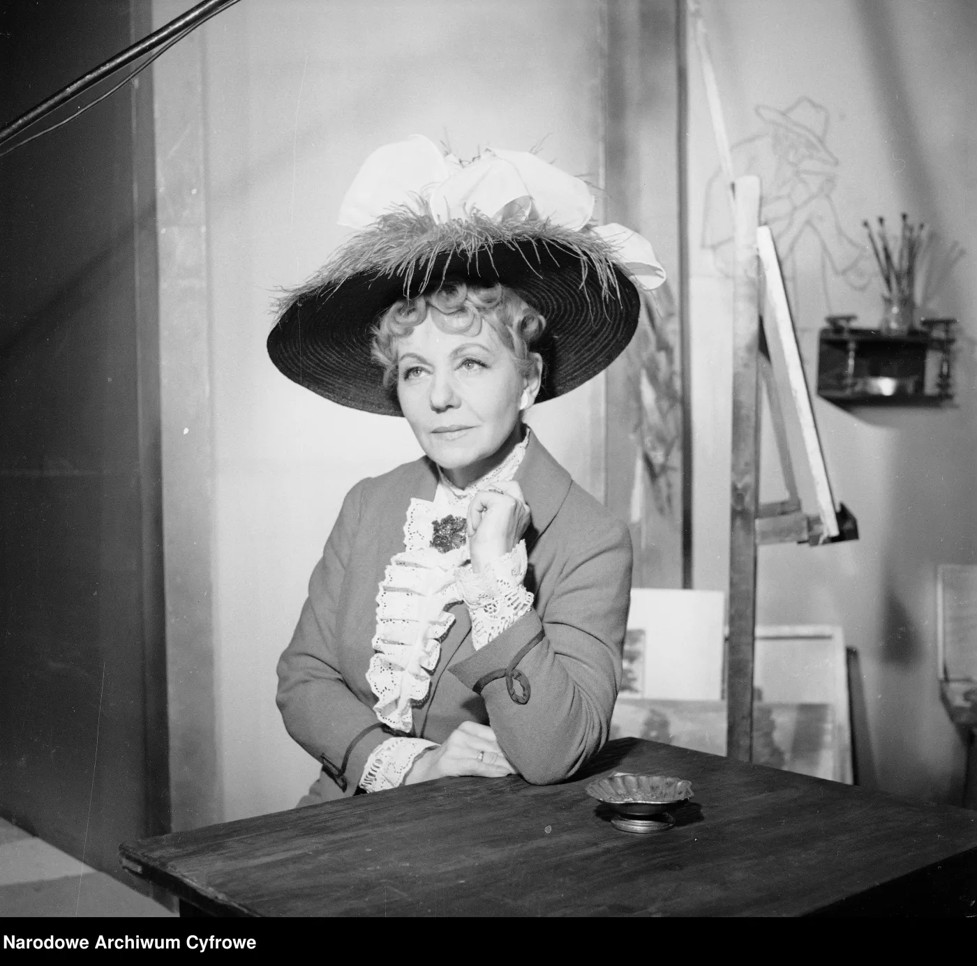 hanka-bielicka-w-sztuce-blizniak-teatr-syrena-1976-r-fot-narodowe-archiwum-cyfrowe-38005476.jpg