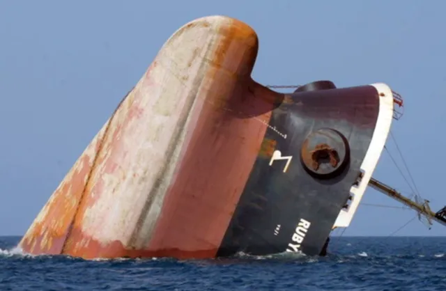 Brytyjski statek zatonął po ataku rakietowym Huti. Ujawniono nagranie