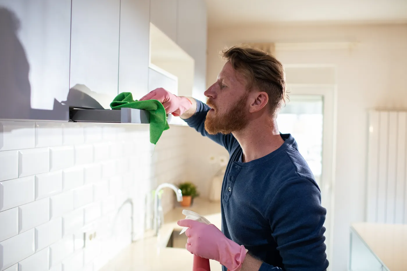 sprzątanie kurz mężczyzna mieszkanie porządki 