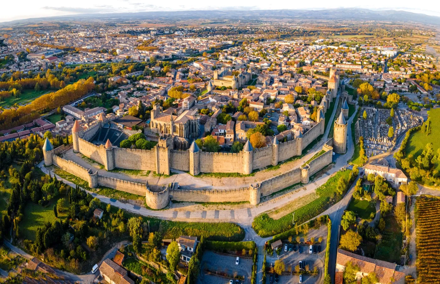 carcassonne-we-francji-to-niemal-idealny-przyklad-typowego-sredniowiecznego-miasta-38130226.jpg