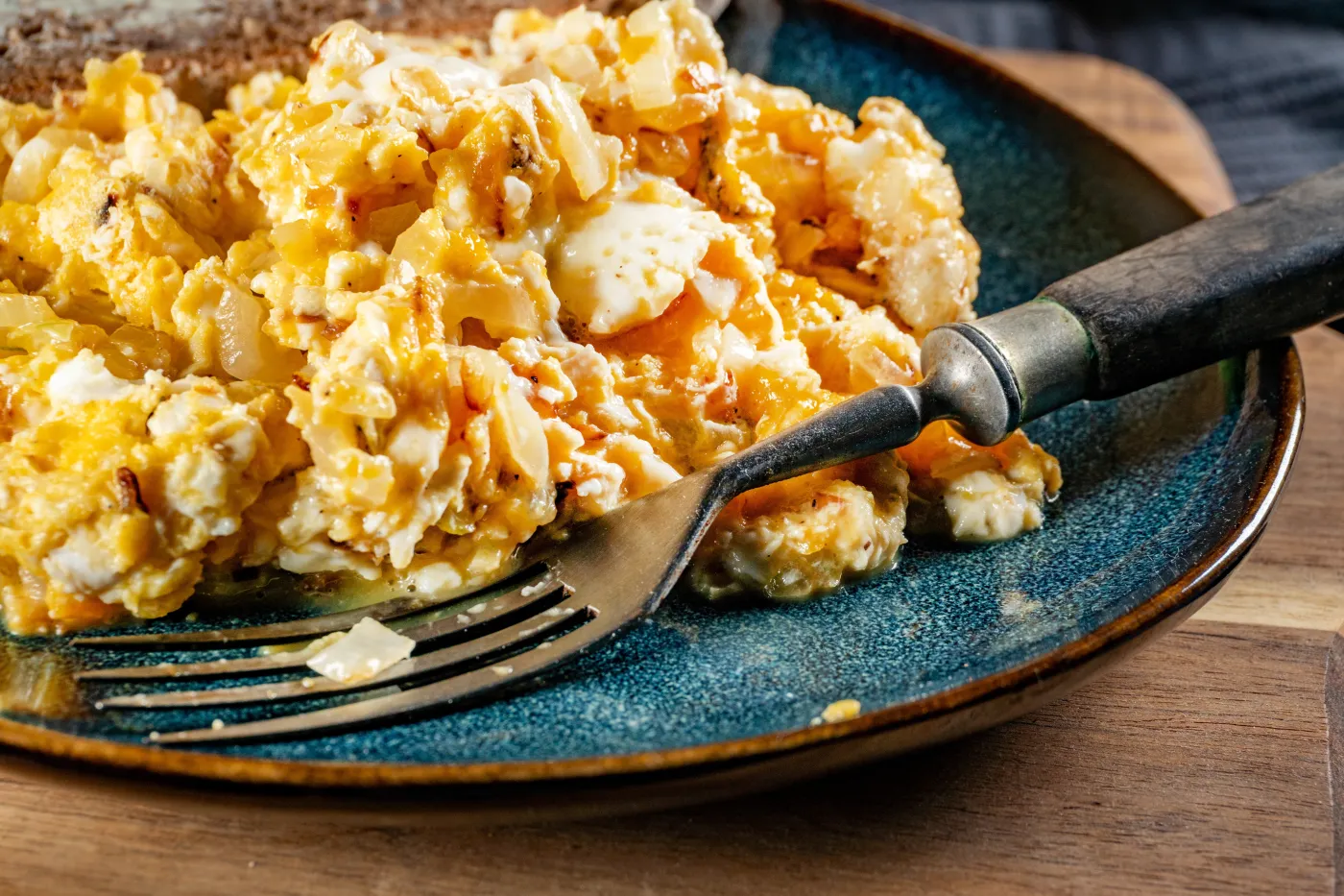 Scrambled,Eggs,With,Onion,Served,With,Bread,On,A,Blue