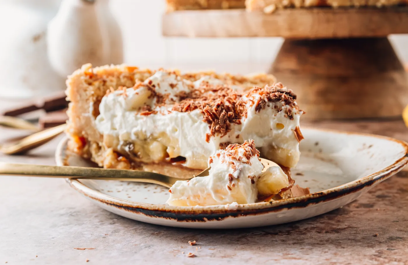 Easy,Banoffee,Pie,With,Bananas,,Toffee,,Whipped,Cream,And,Chocolate.