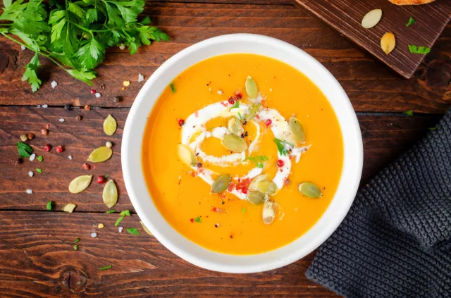 Orientalna zupa Ewy Wachowicz. Przepis na dobry początek dyniowego sezonu