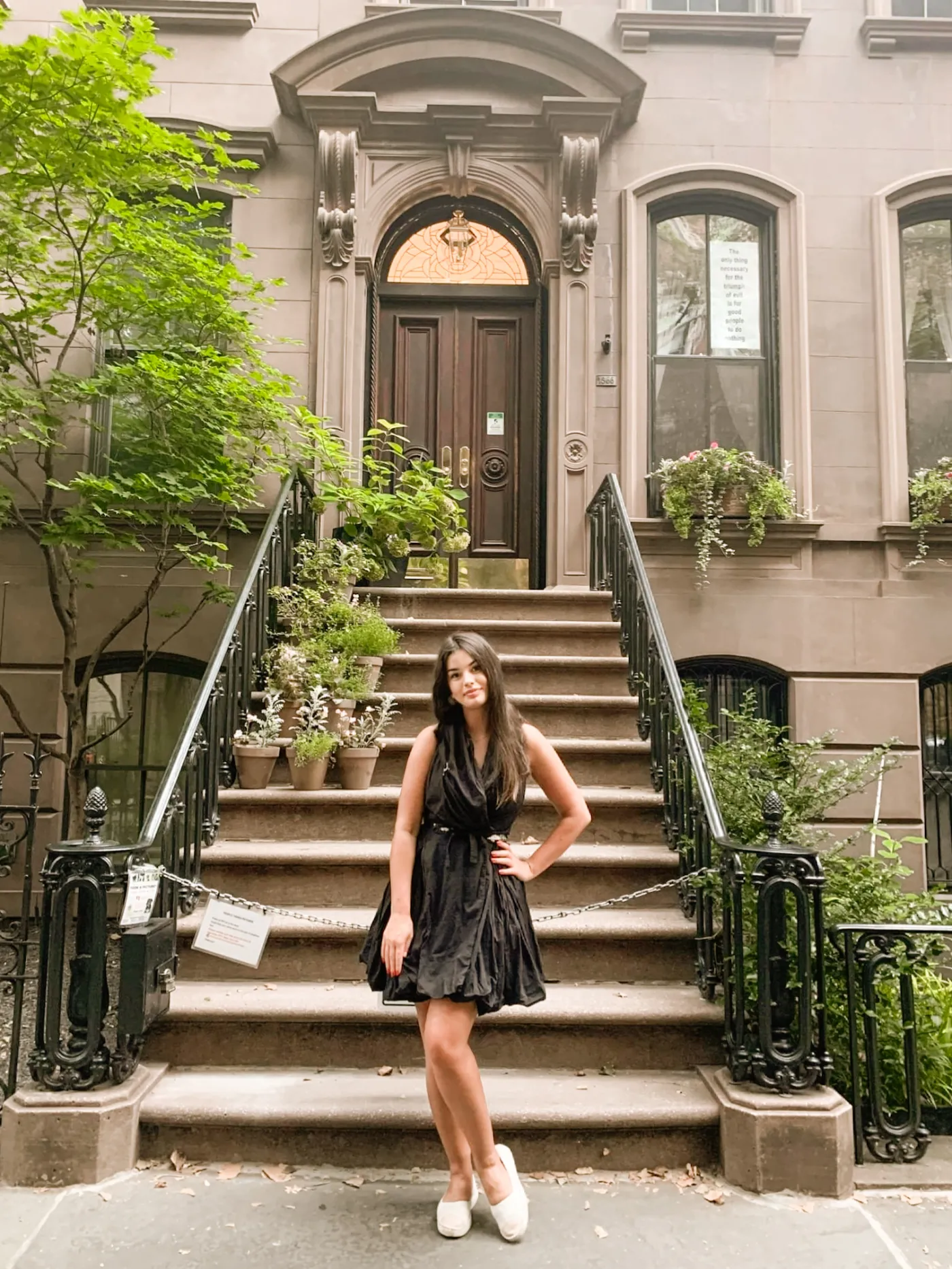 maja-klemp-na-tle-mieszkania-serialowej-carrie-bradshaw-z-seksu-w-wielkim-miescie-38359374.jpg