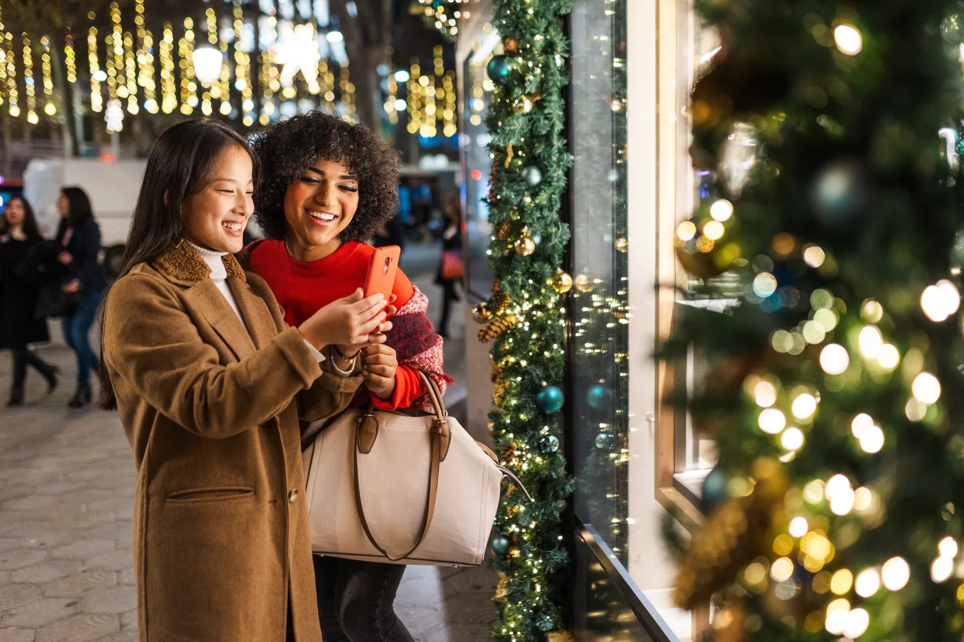 Two,Friends,Taking,A,Selfie,In,Front,Of,A,Christmas