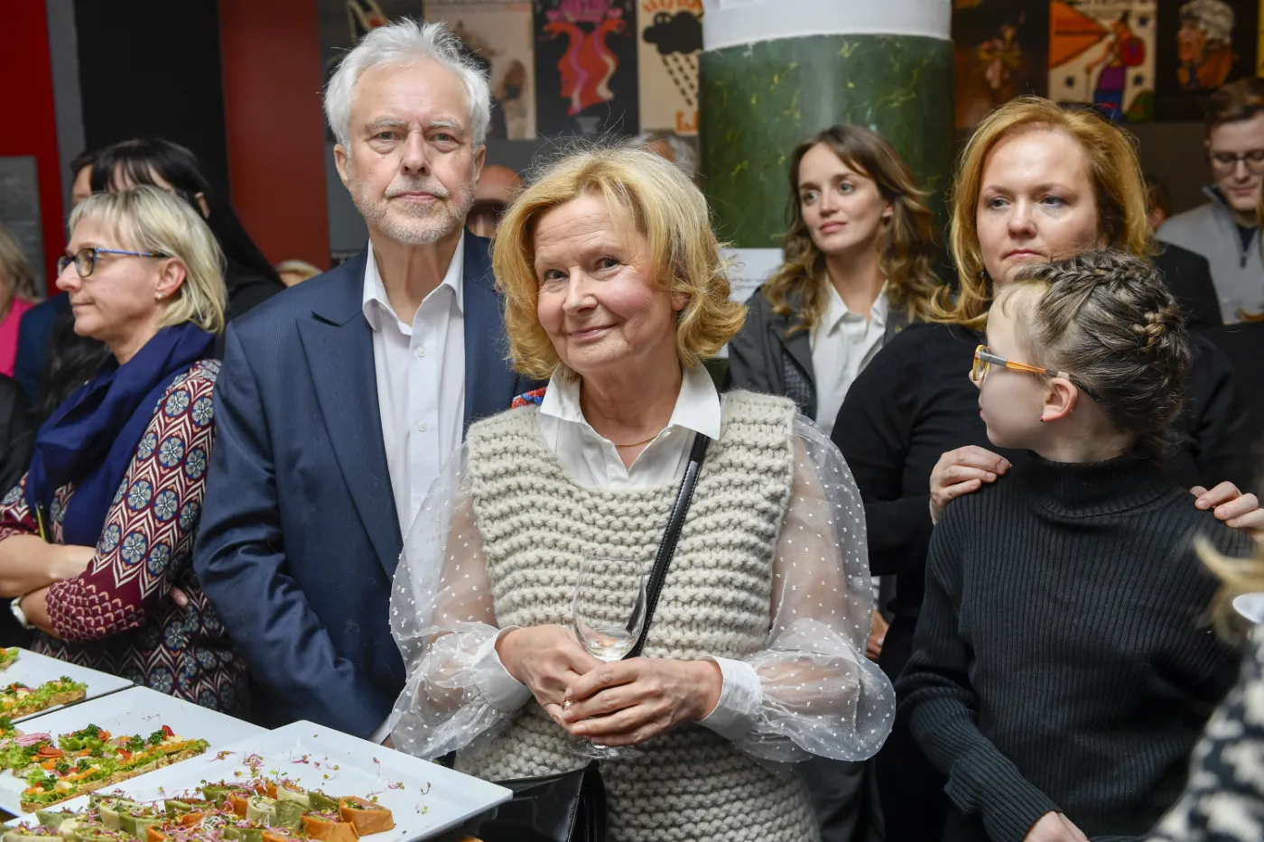 Odeszła z "Klanu", śmieje się z Hanki. Barbara Bursztynowicz parodiuje słynną scenę "w kartonach" [WIDEO]