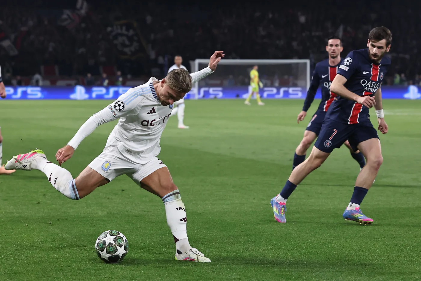 Matty Cash usłyszał od dziennikarki niecodzienne wyznanie. "Przytul mnie. Kocham cię"