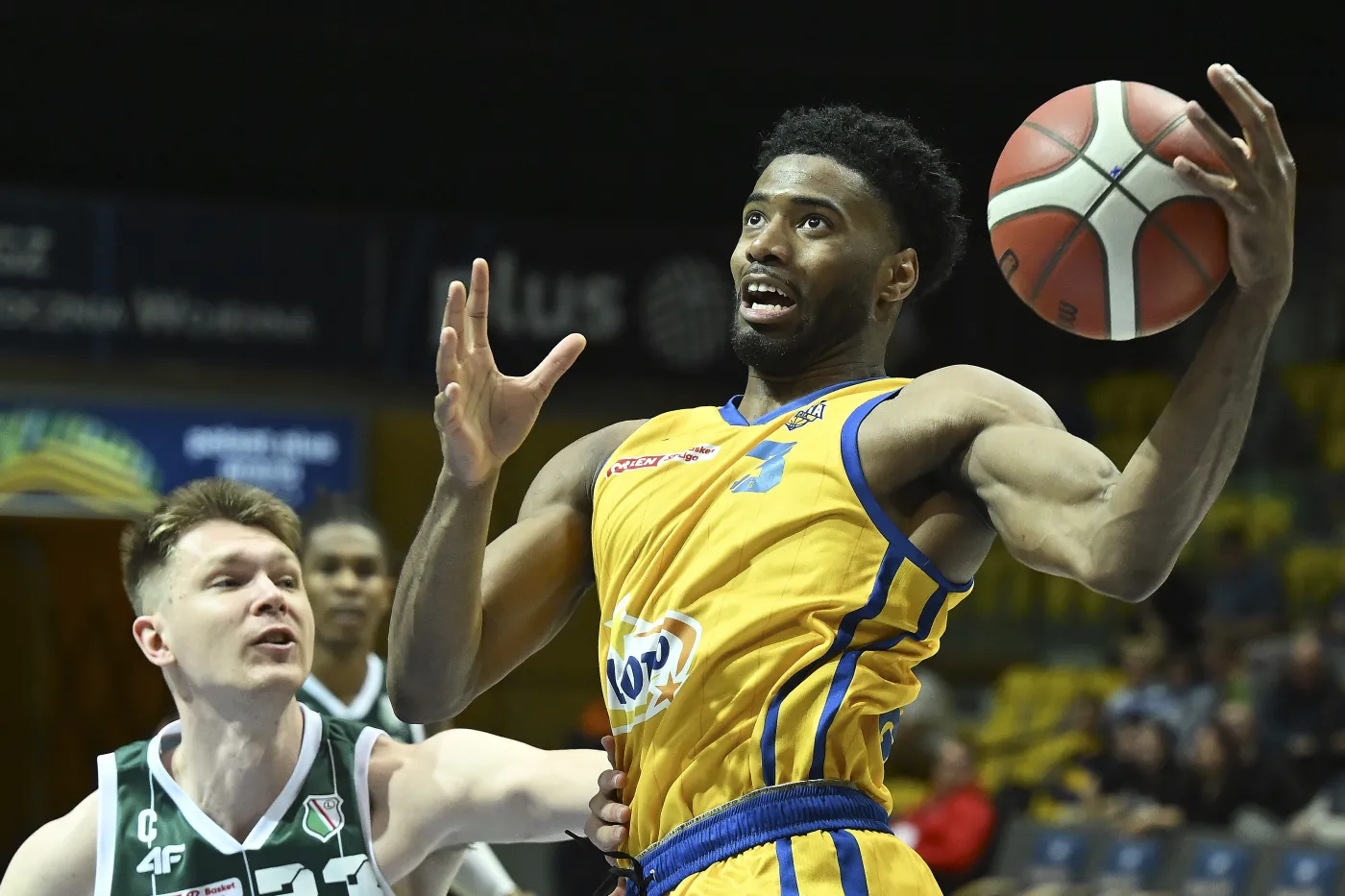 Koszykarz Arki Gdynia zaatakowany przez rasistów na meczu piłkarzy Lechii Gdańsk