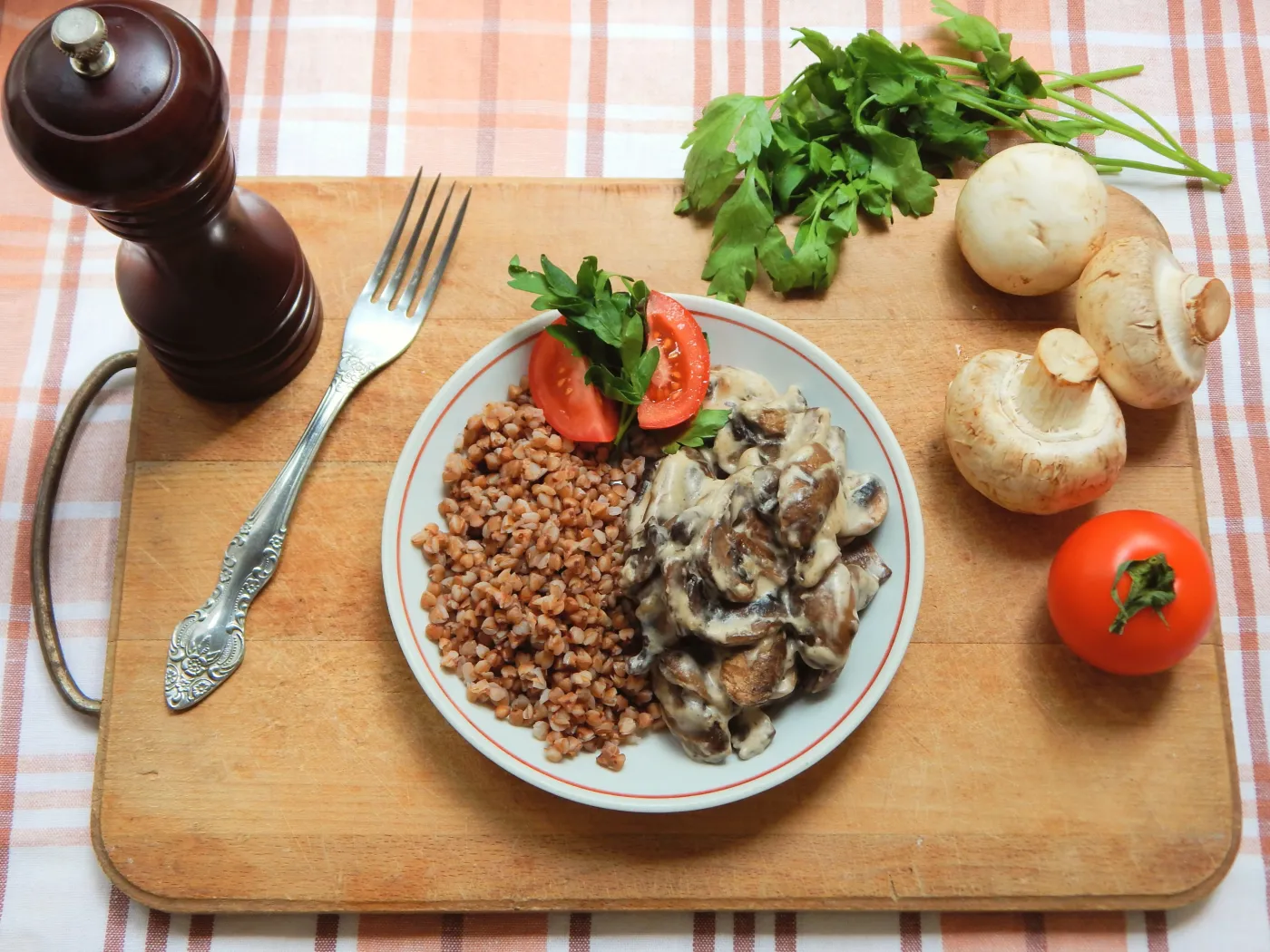 Pyszny obiad na piątek. Podajemy przepis, Ty gotujesz. Kasza z aksamitnym sosem pieczarkowym