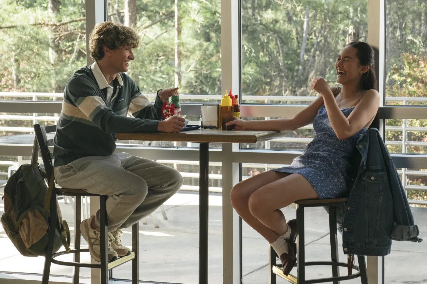 Gavin Casalegno i Lola Tung w trzecim sezonie serialu "Tego lata stałam się piękna"