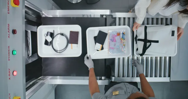 Szybsze przejście przez kontrole na lotnisku. Tego już nie trzeba wyjmować z bagażu