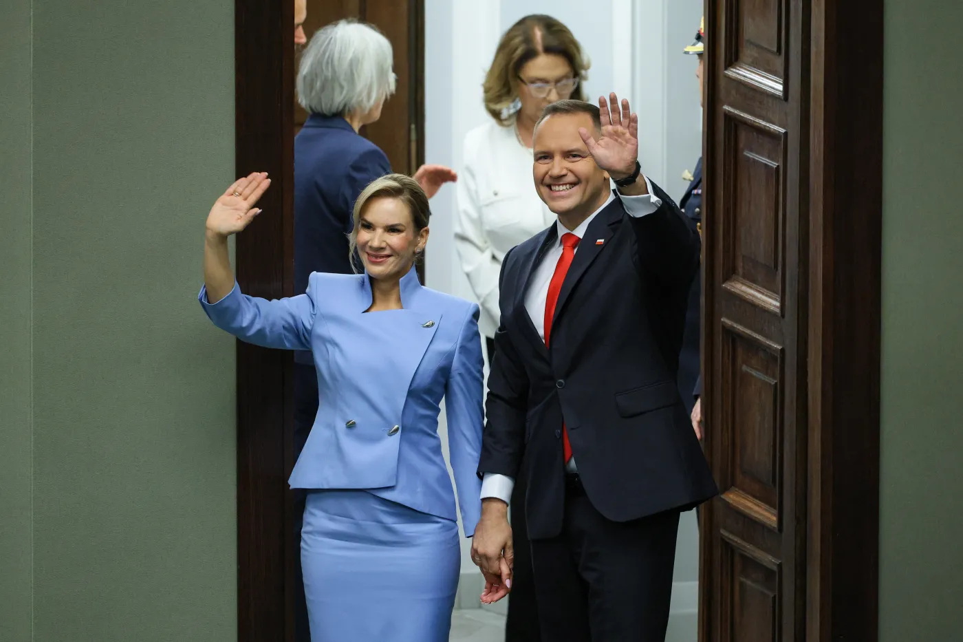 marta-nawrocka-w-niebieskiej-garsonce-u-boku-meza-podczas-inauguracji-prezydentury-38549480.jpg