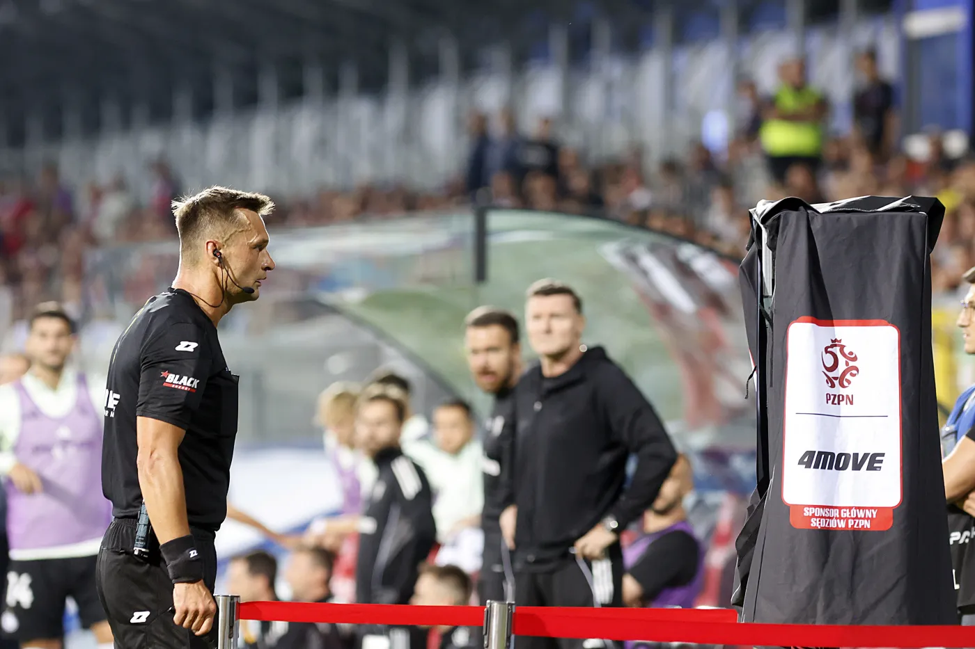 Legia powinna pokonać Raków. "Medalikom" kontrowersyjną decyzją pomógł sędzia Przybył