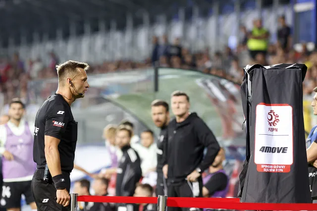 Legia powinna pokonać Raków. "Medalikom" kontrowersyjną decyzją pomógł sędzia Przybył