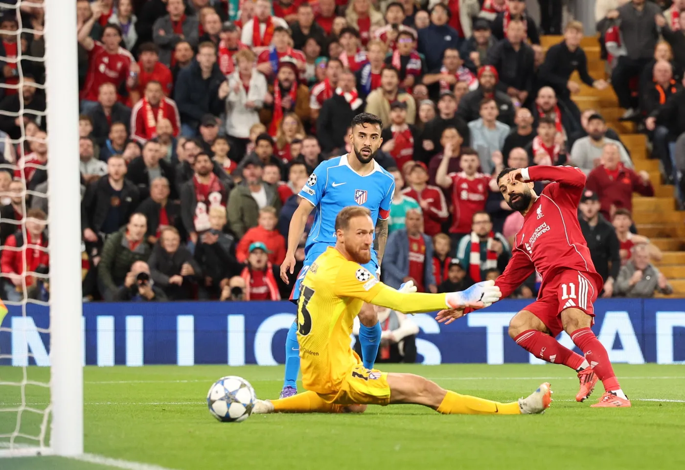 Liga Mistrzów. Salah strzelił gola Robertsonem. Klęska drużyny Zalewskiego w Paryżu