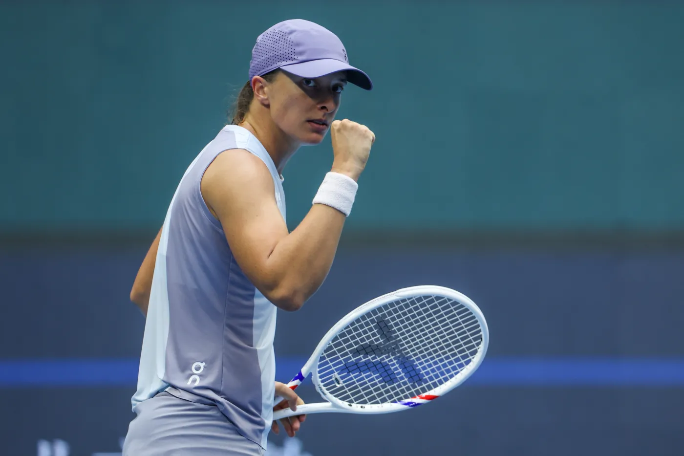 Iga Świątek w 1/8 finału w Pekinie. Rywalka zeszła z kortu na początku drugiego seta