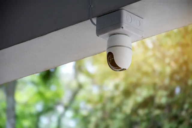 Sąsiad zamontował kamerę na swojej posesji? Oto, co mówią na ten temat przepisy RODO i Kodeks cywilny