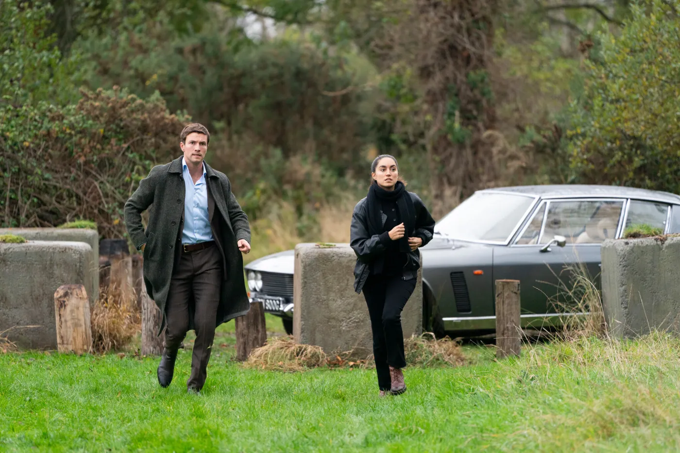 Leo Suter jako Thomas Lynley i Sofia Barclay jako Barbara Havers w serialu "Lynley"