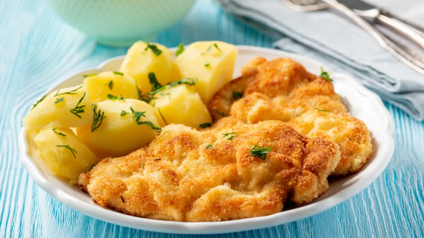 Pieczony indyk z surówką i ziemniakami puree