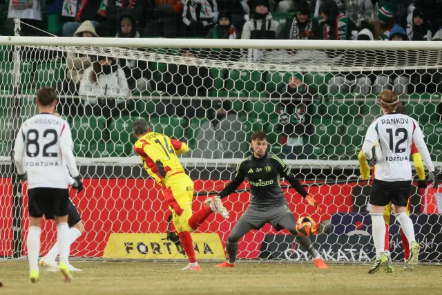 Koszmarny debiut Papszuna. W Legii zmienił się trener, ale wyniki zostały po staremu