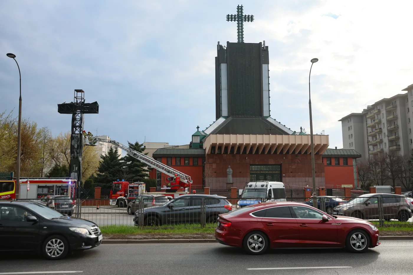 spalony krzyż przed kościołem parafialnym św. Maksymiliana Marii Kolbego