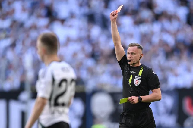 Sędzia wypaczył wynik meczu Lech - Legia? Kontrowersyjna decyzja Piotra Lasyka